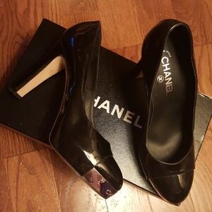 CHANEL black paten leather pumps